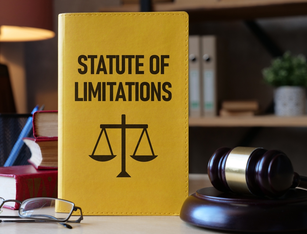 Courtroom clock symbolizing the statute of limitations and legal deadlines for filing injury claims.