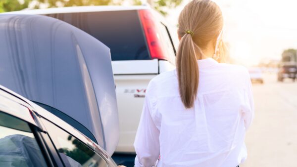Calling 911 to report a hit-and-run crash from the roadside
